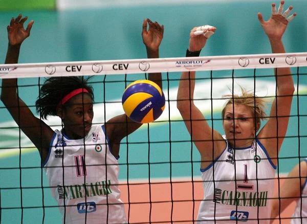 Megan Hodge i Sara Anzanello z Cortese zablokowały piłkę po ataku zawodniczki Muszynianki Megan Hodge i Sara Anzanello z Cortese zablokowały piłkę po ataku zawodniczki Muszynianki