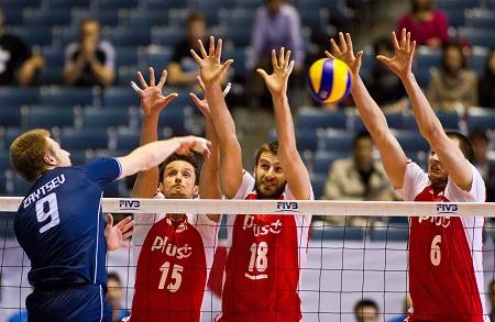 Atakuje Ivan Zaytsev. Atakuje Ivan Zaytsev.