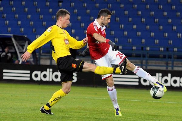 Strzela Dudu Biton, nie zdążył z blokiem Jakub Bartkowski.