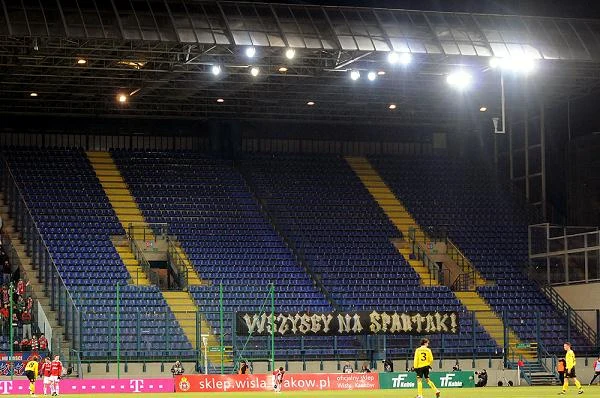Pusty sektor kibiców gości. Fani Widzewa mają karę zakazu wyjazdów za wybryki, jakich się dopuścili podczas debrów.