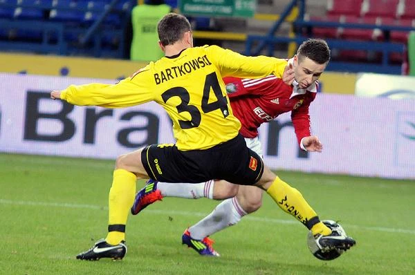 Patryk Małecki (Wisła) próbuje minąć Jakuba Bartkowskiego (Widzew).