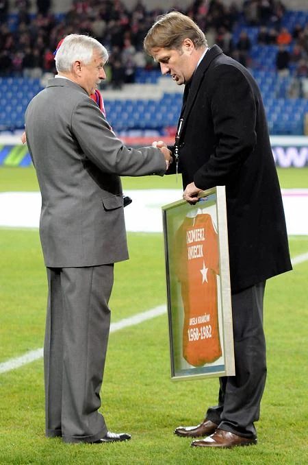 Prezes Wisły Bogdan Basałaj honoruje żywą legendę klubu, Kazimierza Kmiecika.