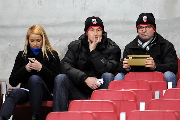 Była gwiazda Wisły i Widzewa, Mirosław Szymkowiak (w środku).