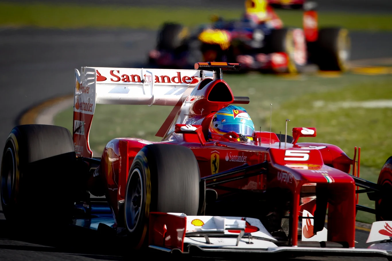 Fernando Alonso, a za nim Mark Webber