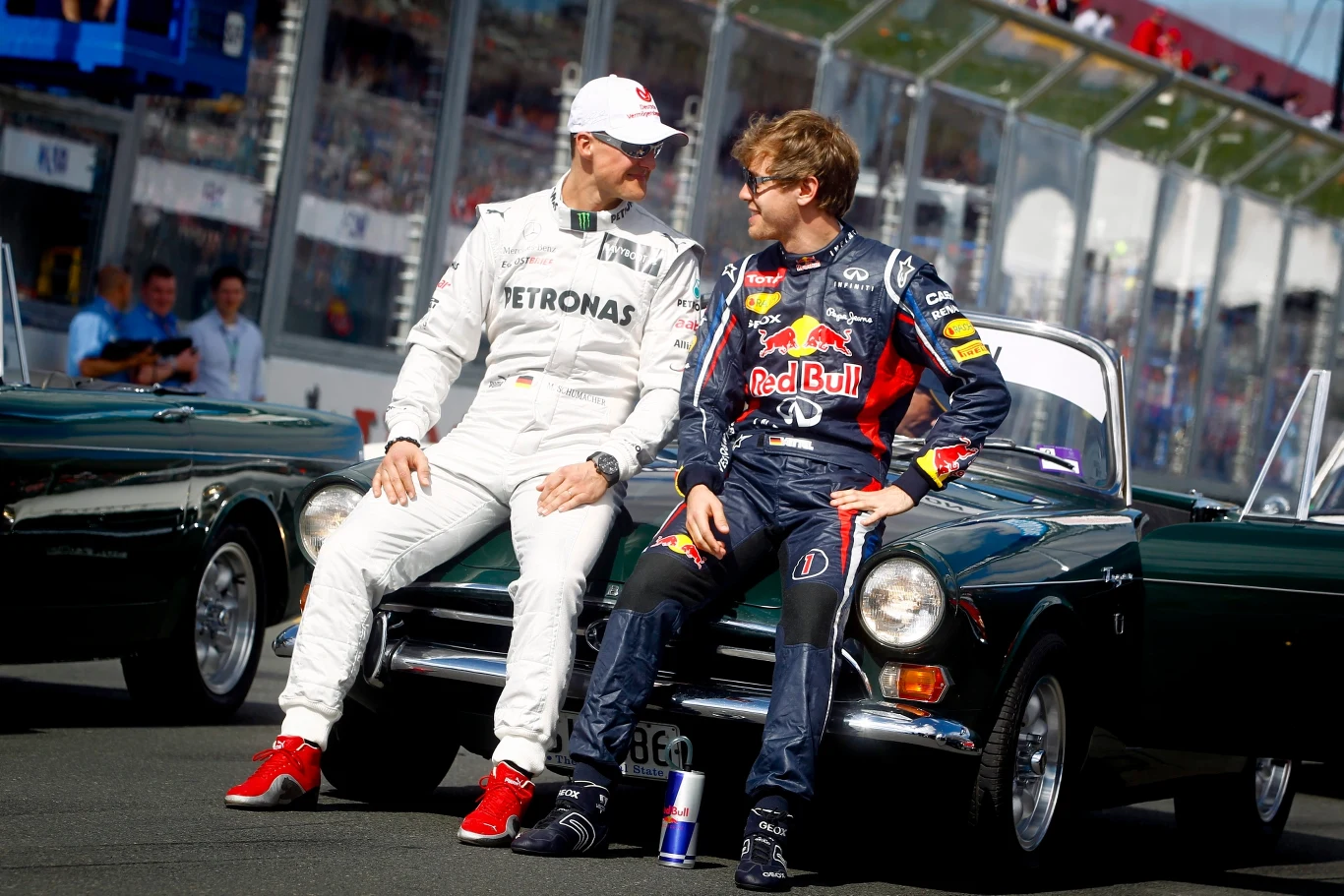 Michael Schumacher rozmawia przed wyścigiem z Sebastianem Vettelem