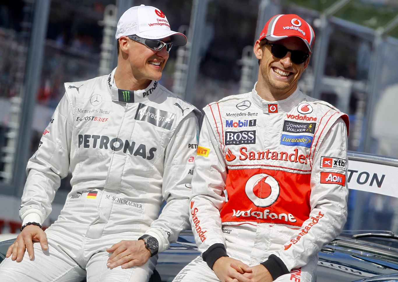 Michael Schumacher rozmawia przed wyścigiem z Jensonem Buttonem