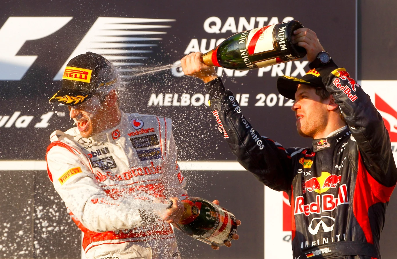 Sebastian Vettel oblewa Buttona szampanem