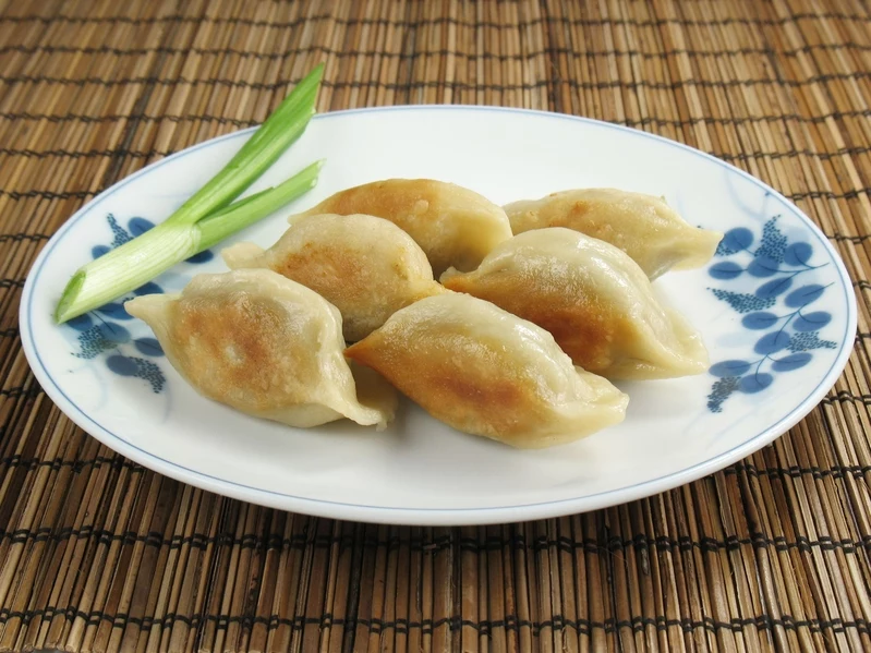 Smażone pierożki możesz serwować na zimno jako przekąskę