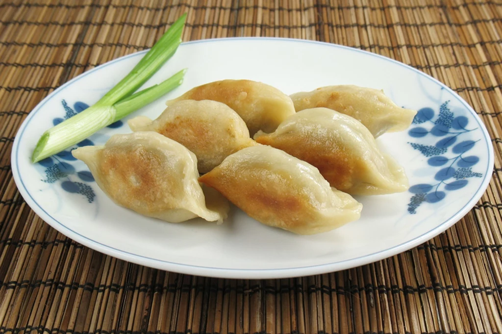 Smażone pierożki możesz serwować na zimno jako przekąskę