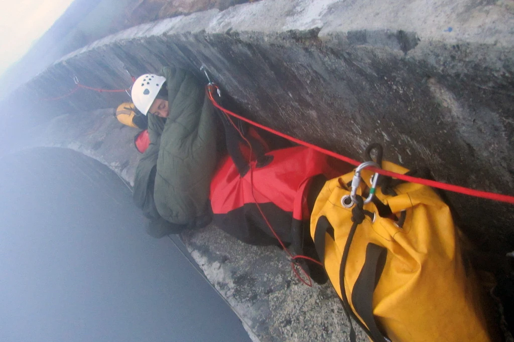 Jeden z protestujących na kominie elektrowni Jeden z protestujących na kominie elektrowni
