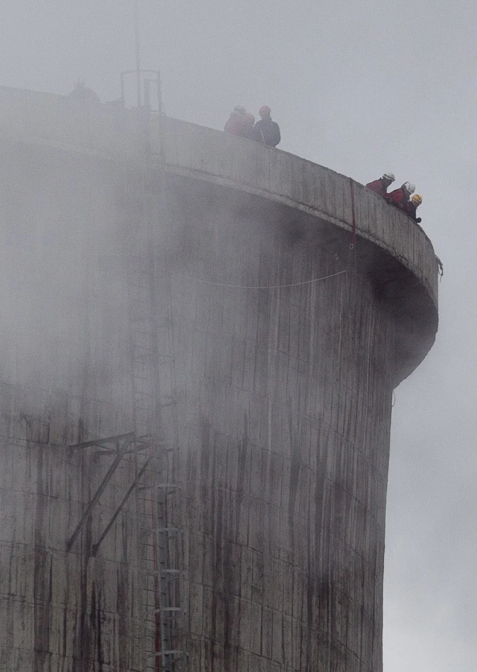 12 członków Greenpeace protestuje na szczycie chłodni kominowej 12 członków Greenpeace protestuje na szczycie chłodni kominowej