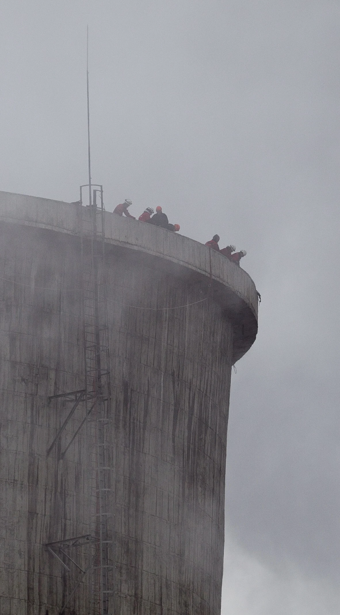12 członków Greenpeace protestuje na szczycie chłodni kominowej 12 członków Greenpeace protestuje na szczycie chłodni kominowej
