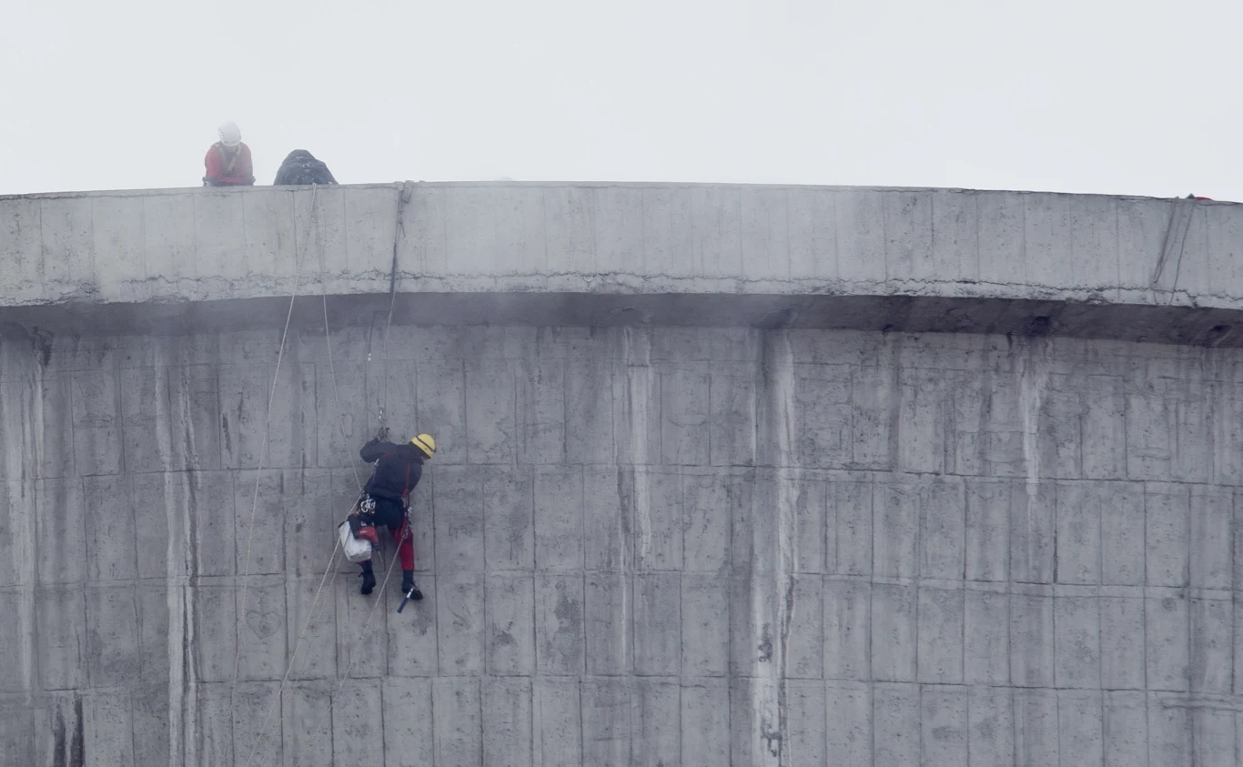 Aktywista Greenpeace na kominie Aktywista Greenpeace na kominie