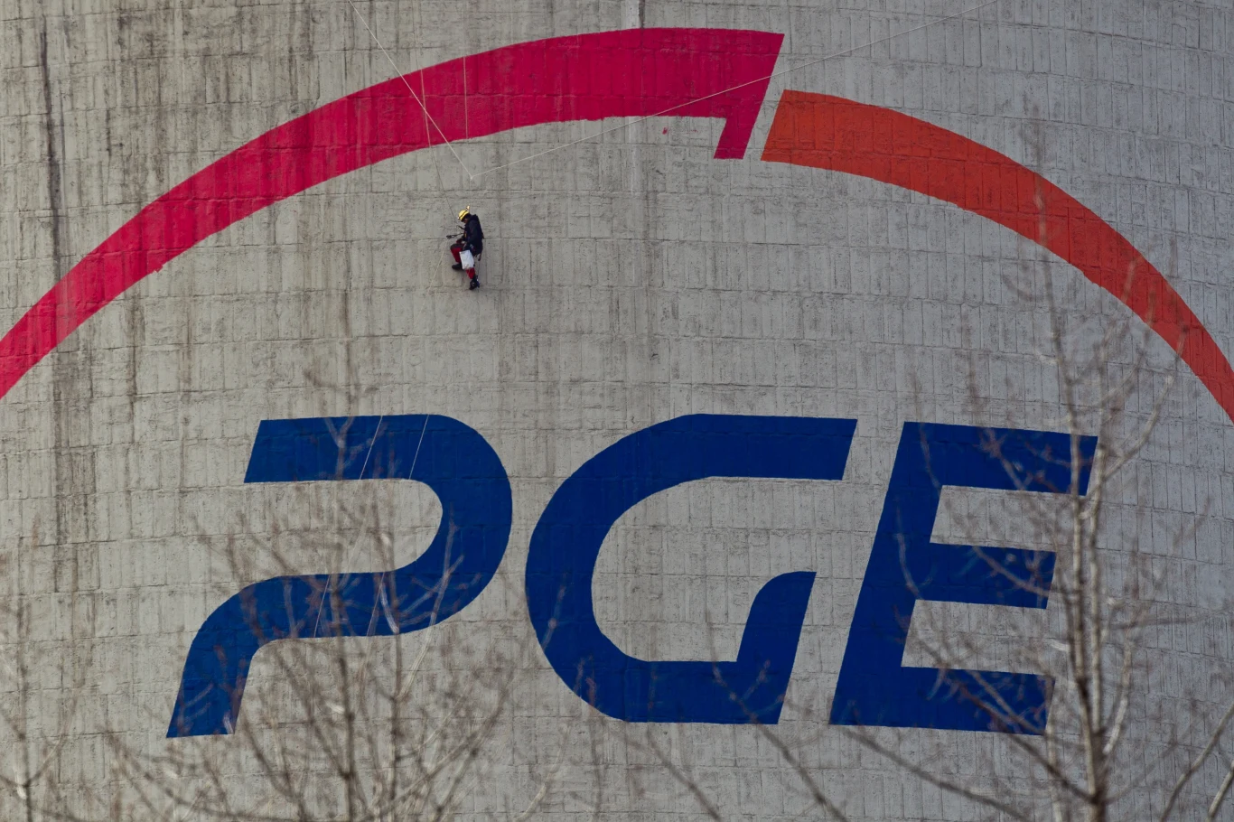 Aktywista Greenpeace na kominie Aktywista Greenpeace na kominie