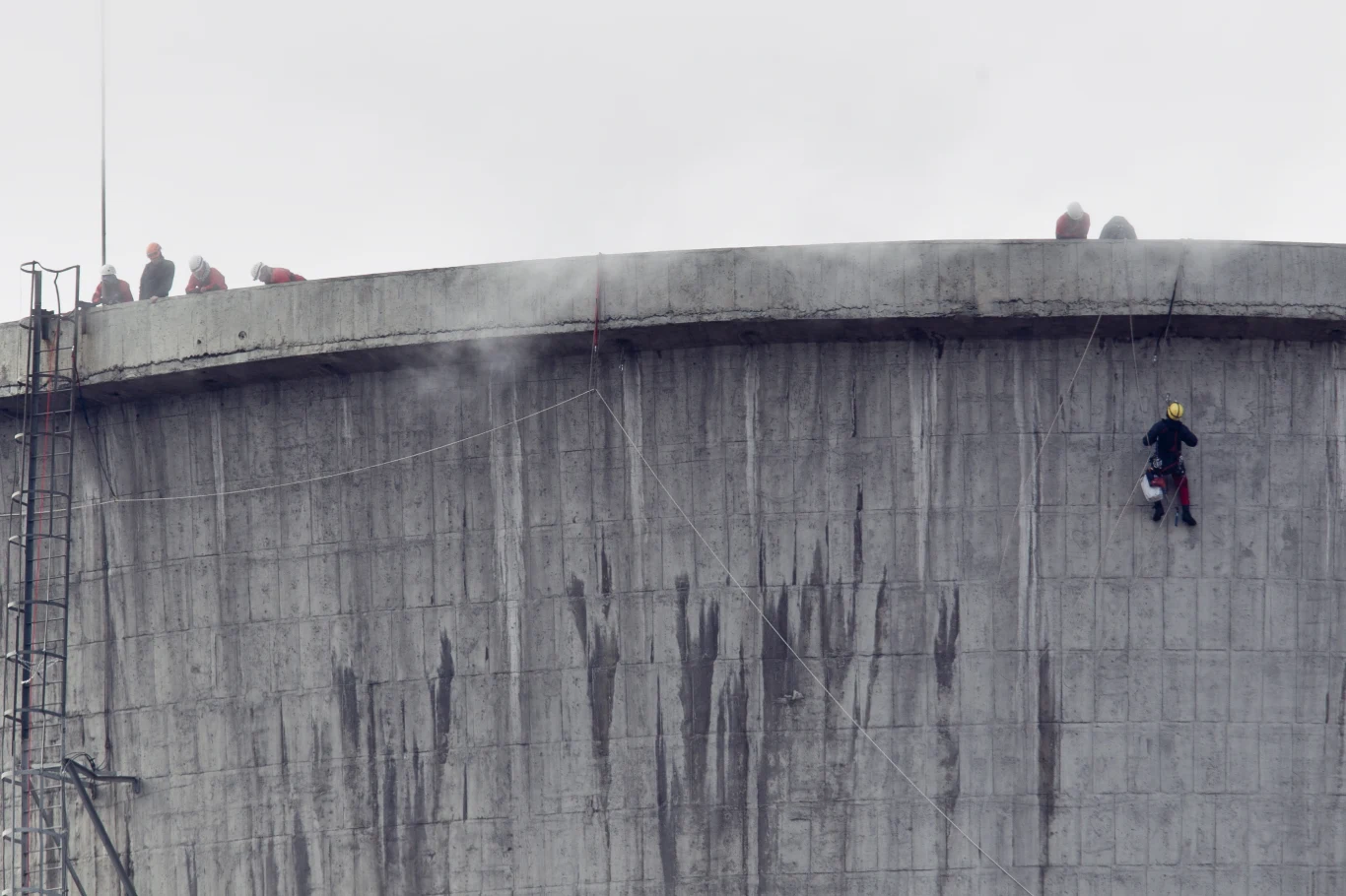 Aktywista Greenpeace na kominie Aktywista Greenpeace na kominie
