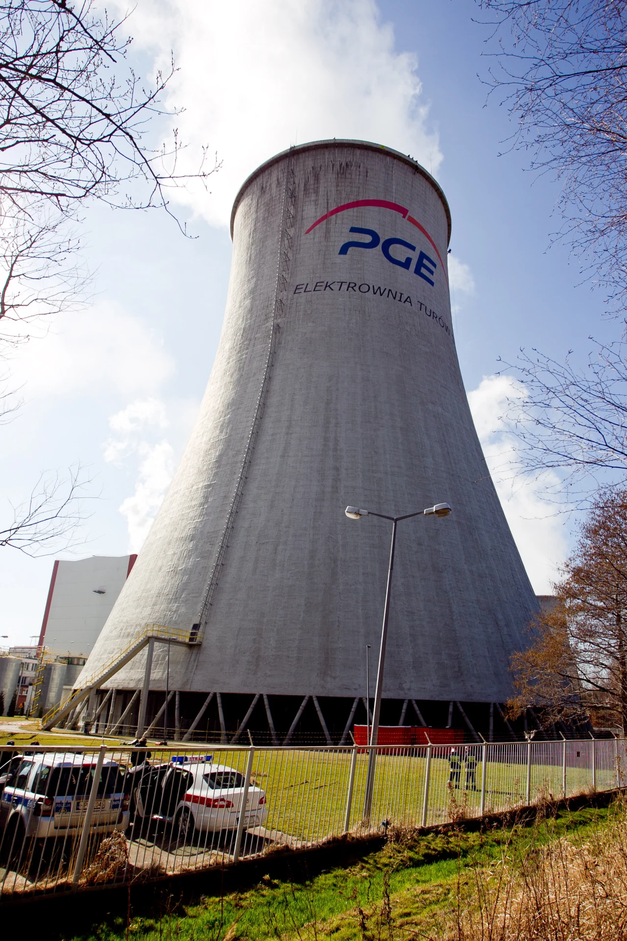 Komin, na który wspięli sie działacze Greenpeace'u Komin, na który wspięli sie działacze Greenpeace'u