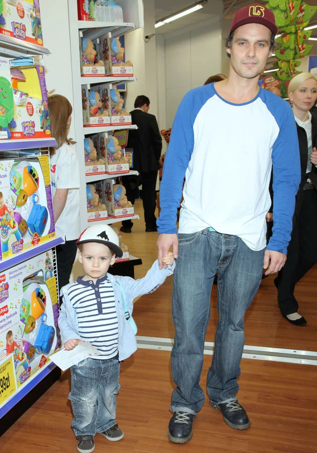 Dziś Jan Wieczorkowski jest przykładnym ojcem (tu z Janem juniorem)...