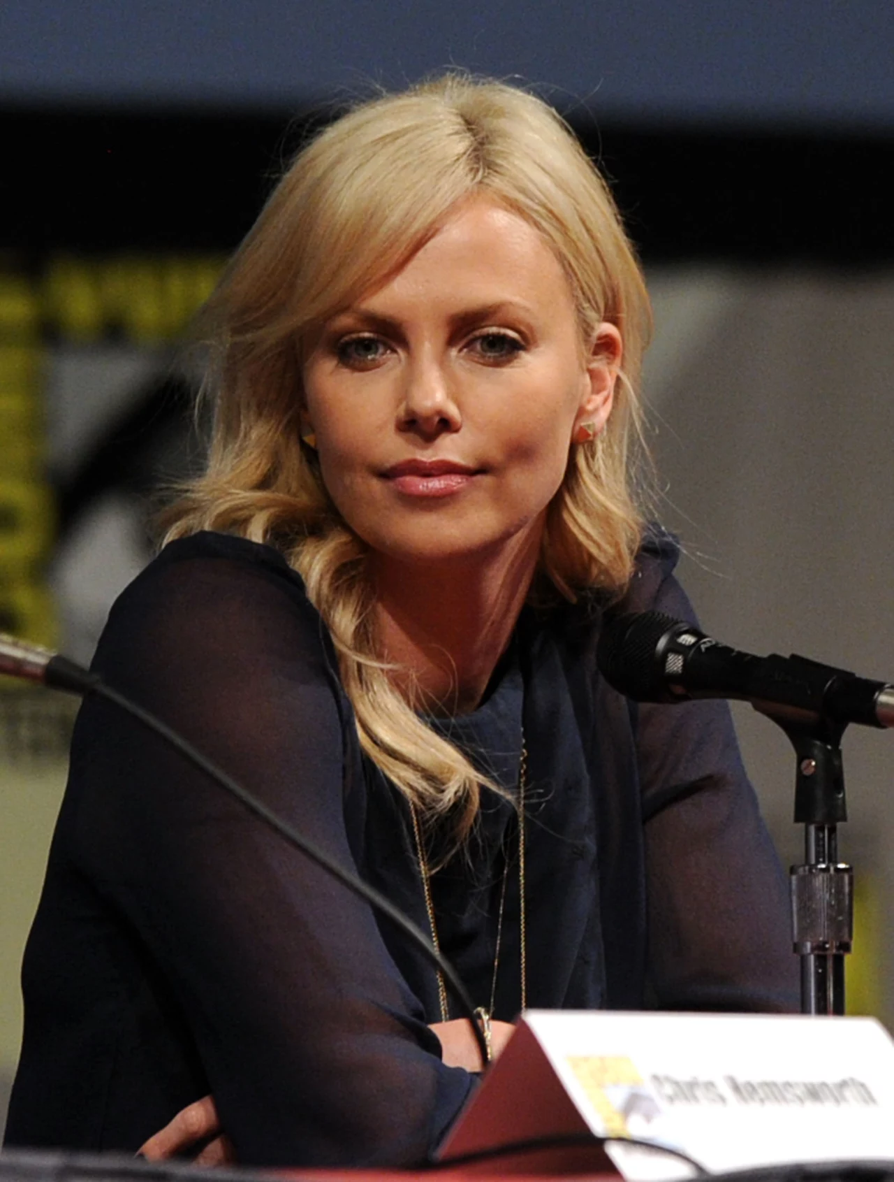 Charlize Theron - włosy rozpuszczone i lekko pofalowane