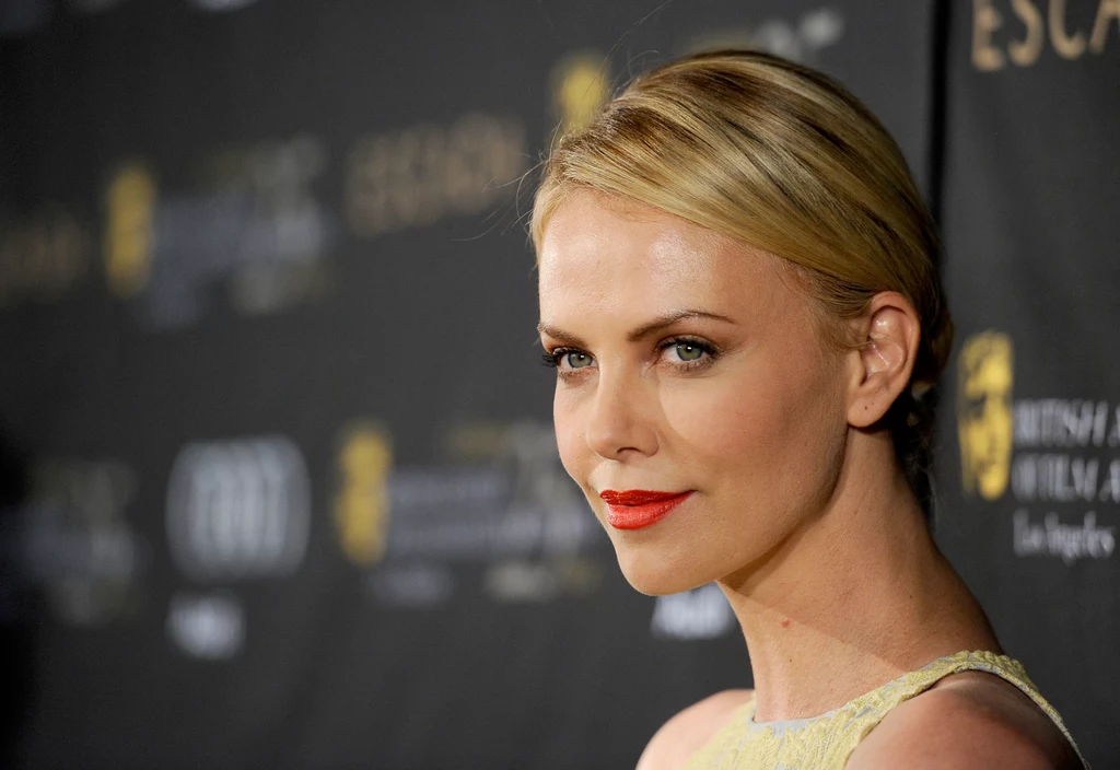 Charlize Theron - włosy spięte w kok