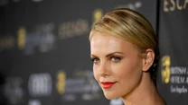 Charlize Theron - włosy spięte w kok