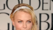 Charlize Theron - włosy spięte w kok z boku głowy