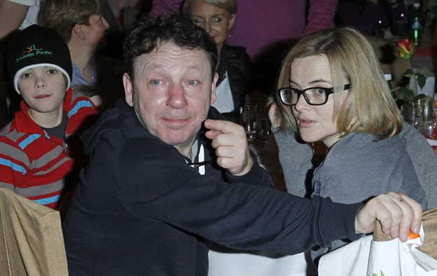 Po śmierci brata Monika bardzo potrzebuje wsparcia Zbyszka Zamachowskiego. Po śmierci brata Monika bardzo potrzebuje wsparcia Zbyszka Zamachowskiego.