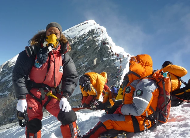 Himalaiści w drodze na Mount Everest