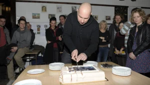 Maciej Friedek kroi serialowy tort