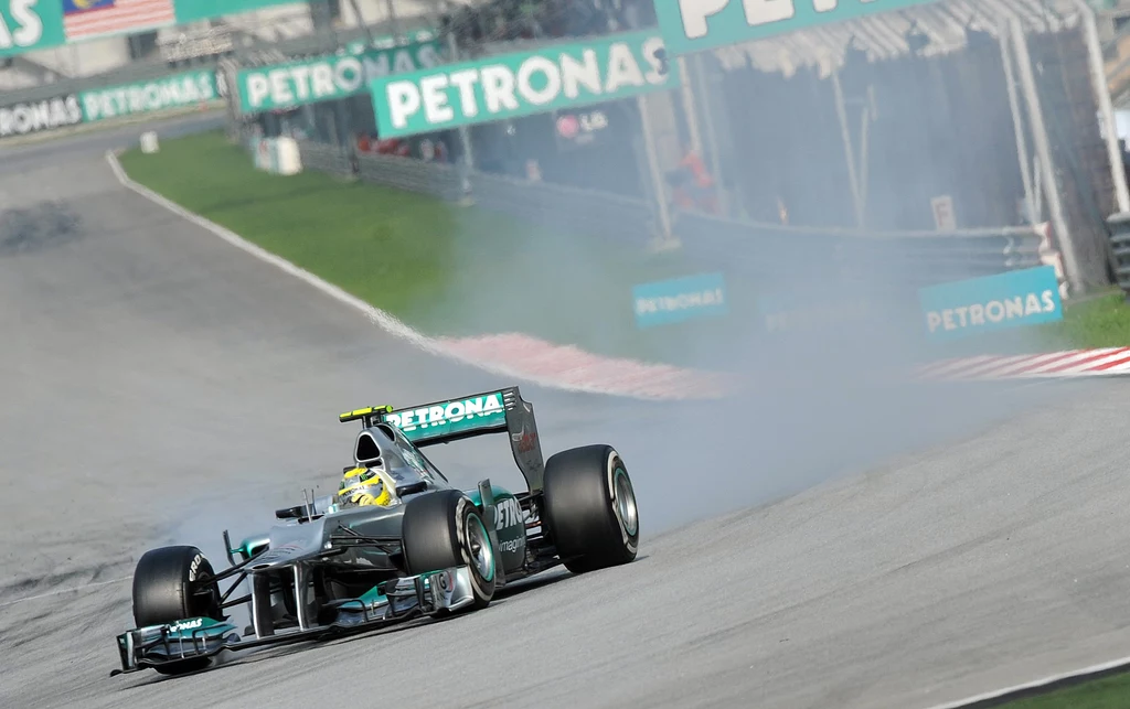 Mercedes W03 brutalnie obchodzi się z oponami