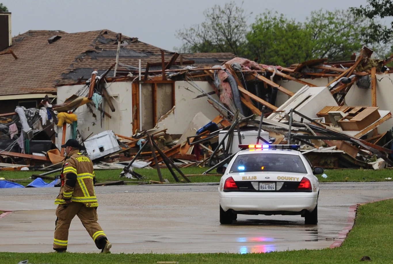 Zniszczenia po tornado w Teksasie