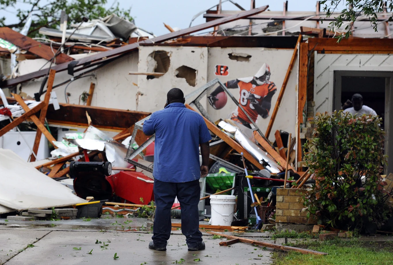 Zniszczenia po tornado w Teksasie