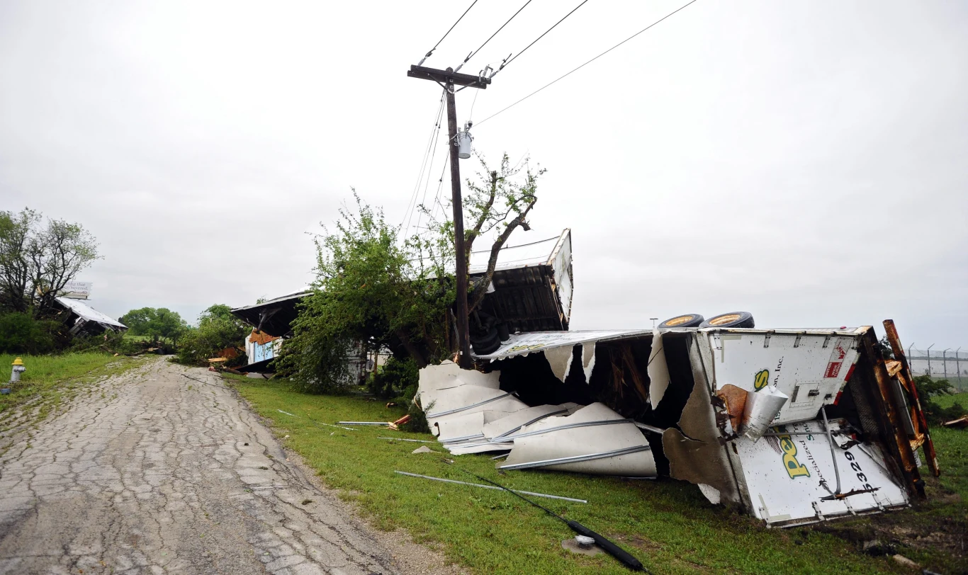 Zniszczenia po tornado w Teksasie
