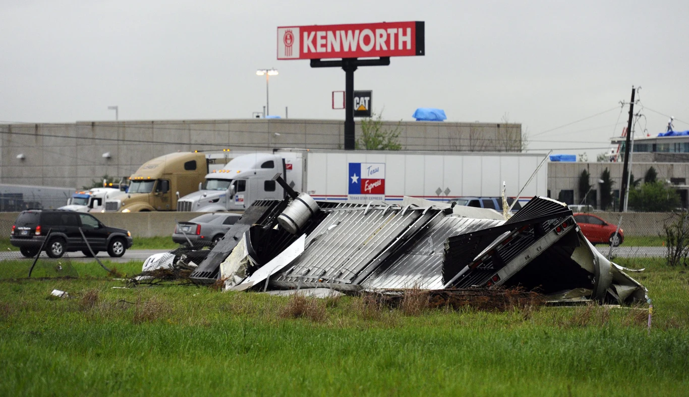 Zniszczenia po tornado w Teksasie