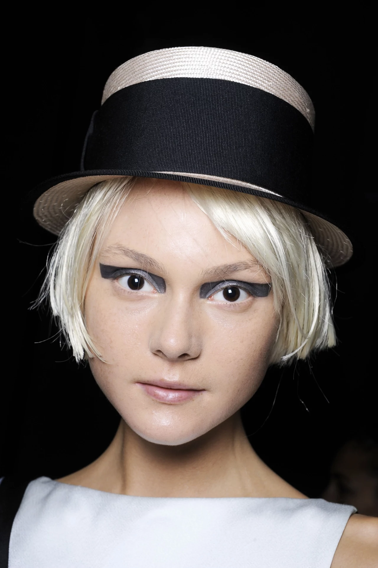 Modelka na pokazie Emporio Armani wiosna-lato 2012 Modelka na pokazie Emporio Armani wiosna-lato 2012