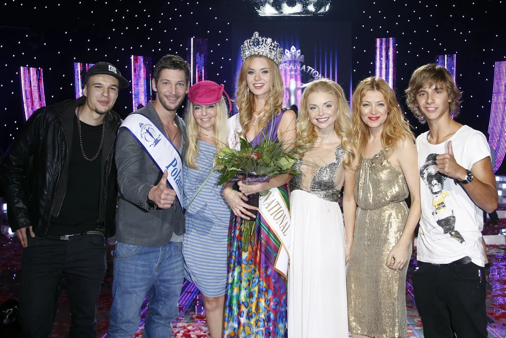 "A tam Ada... Iza! Kilka sekund potem złapała moją rękę i uśmiechnęła się do mnie" - skwitował Maciek, kiedy podziwiałam towarzystwo, w jakim znalazł się podczas Wyborów Miss. "A tam Ada... Iza! Kilka sekund potem złapała moją rękę i uśmiechnęła się do mnie" - skwitował Maciek, kiedy podziwiałam towarzystwo, w jakim znalazł się podczas Wyborów Miss.