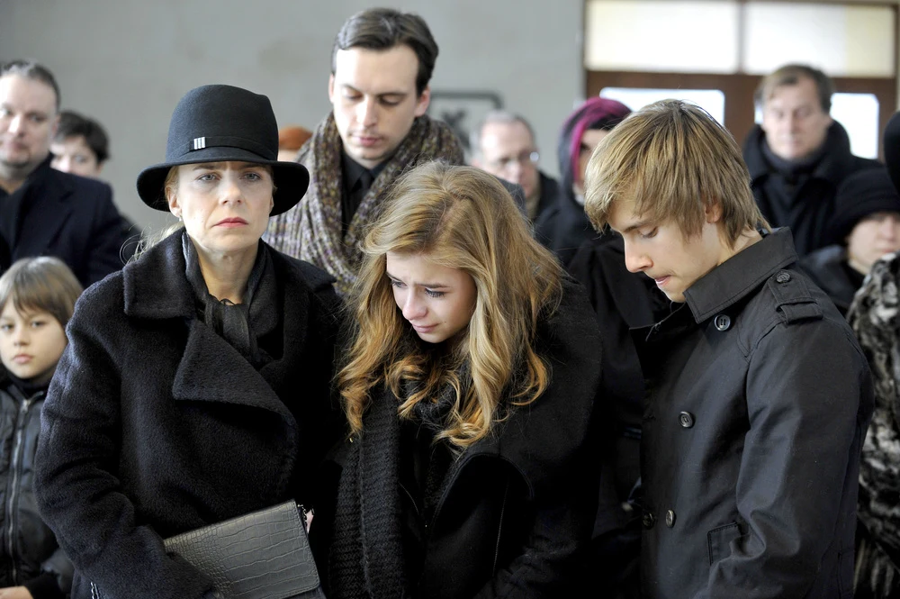 - W dodatku na pogrzebie swojego ojca poznaje dziewczynę, w której się zakochuje. Albo będzie głową rodziny, wesprze mamę w wychowaniu jeszcze dwójki rodzeństwa, albo pójdzie do swojej dziewczyny - wyjaśnia Maciek