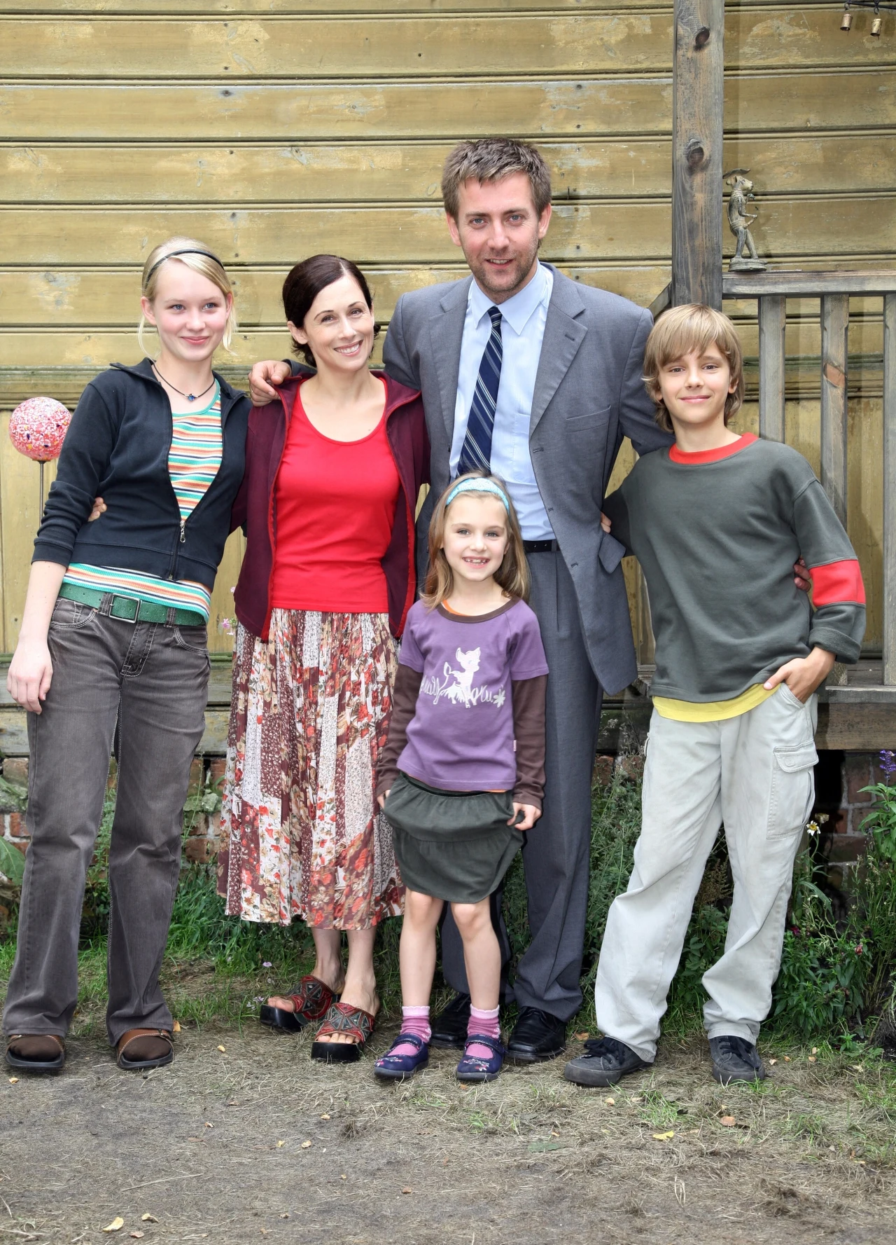 Maciek z serialową rodziną Miłobędzkich Maciek z serialową rodziną Miłobędzkich