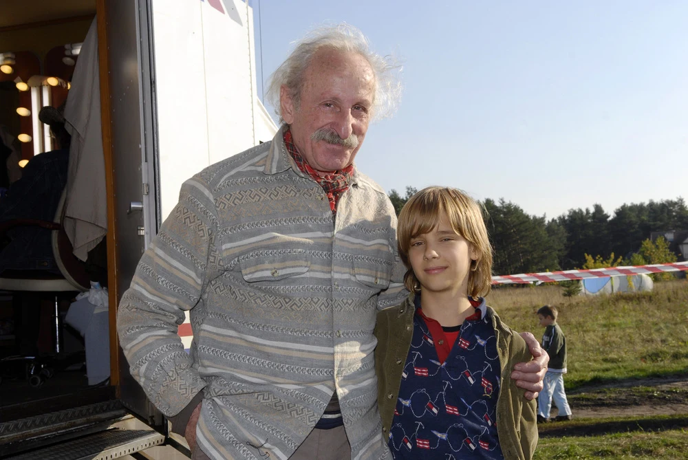 "Hotel pod Żyrafą i Nosorożcem". Z Franciszkiem Pieczką. W serialu był moim dziadkiem, a na planie prawie dziadkiem. Bardzo się zakolegowaliśmy - Maciej Musiał "Hotel pod Żyrafą i Nosorożcem". Z Franciszkiem Pieczką. W serialu był moim dziadkiem, a na planie prawie dziadkiem. Bardzo się zakolegowaliśmy - Maciej Musiał