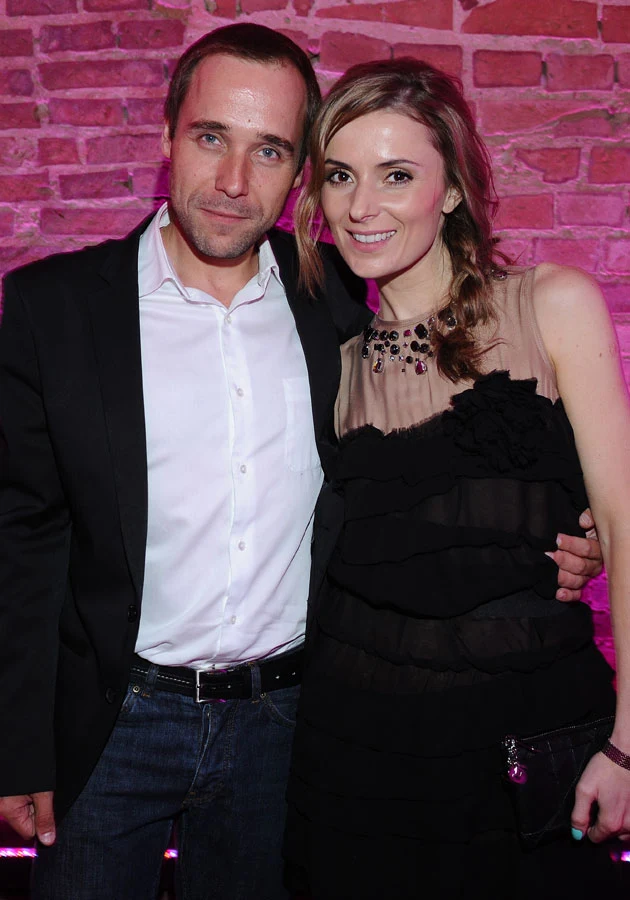 Mlynkova i Nowicki uchodzili za jedną z najszczęśliwszych par w show-biznesie. Mlynkova i Nowicki uchodzili za jedną z najszczęśliwszych par w show-biznesie.