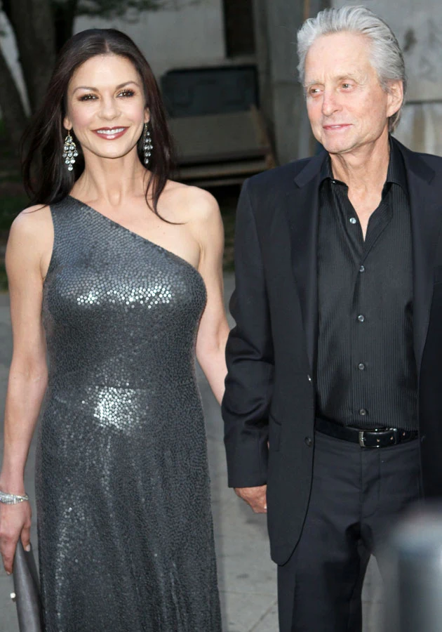 U boku męża Catherine promienieje. U boku męża Catherine promienieje.