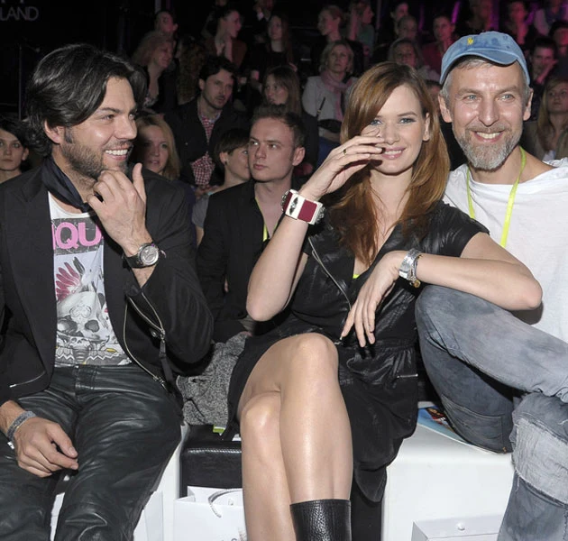 Olivier Janiak teoretycznie nie miał problemu z tym, że pokaz jego żona spędziła w ramionach Roberta Kupisza...