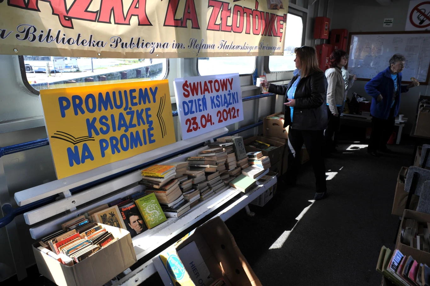 "Pływający" kiermasz książek na promie łączącym Świnoujście z lądem