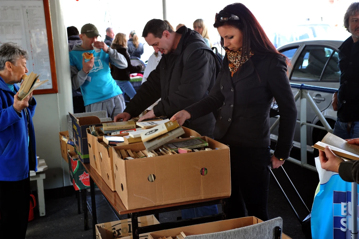 "Pływający" kiermasz książek na promie łączącym Świnoujście z lądem