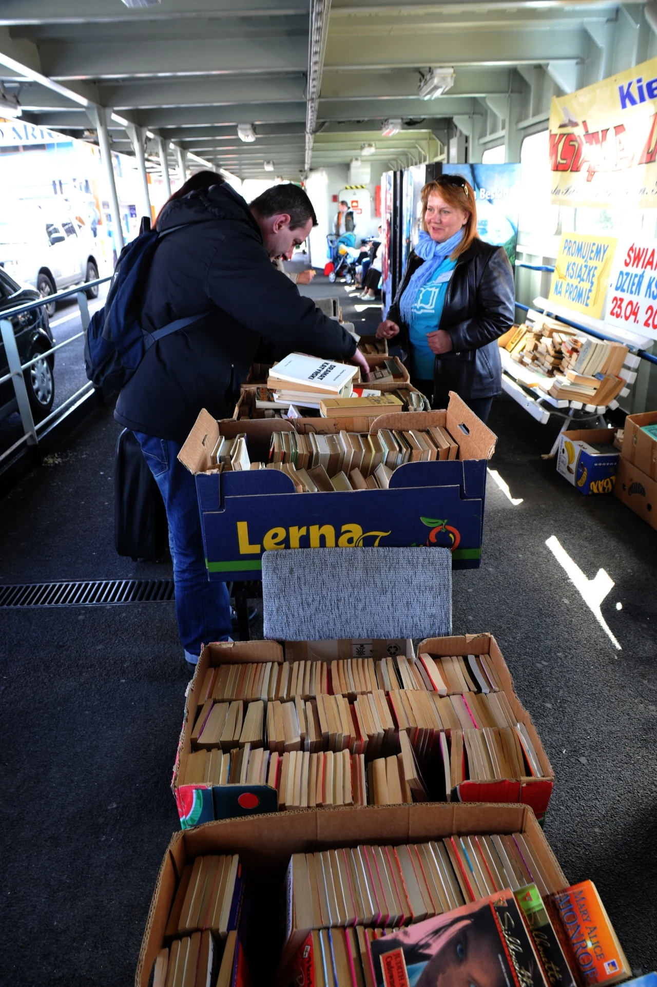 "Pływający" kiermasz książek na promie łączącym Świnoujście z lądem