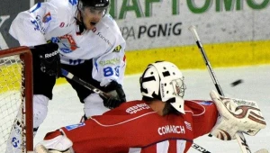 Tomasz Malasiński pod bramką Rafała Radziszewskiego z Cracovii fot: Darek Delmanowicz