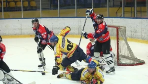 Nesta Karawela Toruń (ciemniejsze stroje) utrzymała się w PLH kosztem Podhala fot: Tadeusz Bącal