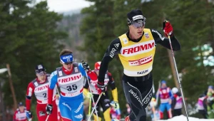 Szwajcar Dario Cologna na trasie biegu na na 15 km techniką klasyczną w Falun