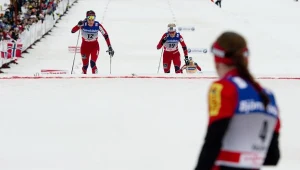 Justyna Kowalczyk już na mecie i patrzy jak finiszują jej rywalki.