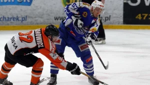 Patryk Noworyta (P) z Unii walczy o krążek z Maciejem Urbanowiczem (L) z JKH fot: Andrzej Grygiel