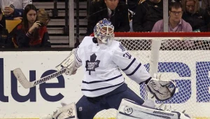 Bramkarz Toronto - Jonas Gustavsson przepuszcza strzał Benoita Pouliota.